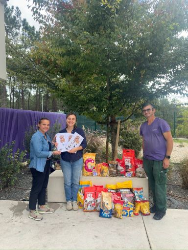 Entrega de bens alimentares ao canil